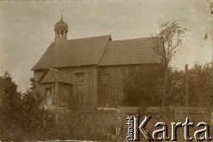 1929, Zieliniec, pow. Września, woj. poznańskie, Polska.
Janina Turzańska przy drewnianym kościele.
Fot. NN, zbiory Ośrodka KARTA, udostępnił Tomasz Kamiński