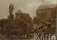 1929, Zieliniec, pow. Września, woj. poznańskie, Polska.
Janina Turzańska w bryczce na tle drewnianego kościoła.
Fot. NN, zbiory Ośrodka KARTA, udostępnił Tomasz Kamiński