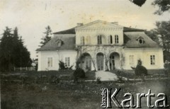 1929, Stronibaby, pow. Złoczów, woj. tarnopolskie, Polska.
Dwór.
Fot. NN, zbiory Ośrodka KARTA, udostępnił Tomasz Kamiński