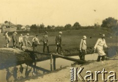 1930, Stare Sioło, woj. lwowskie, Polska.
Słuchacze Wyższych Kursów Ziemiańskich we Lwowa podczas zwiedzania wzorowego gospodarstwa chłopskiego.
Fot. NN, zbiory Ośrodka KARTA, udostępnił Tomasz Kamiński