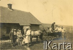 1930, Stare Sioło, woj. lwowskie, Polska.
Słuchacze Wyższych Kursów Ziemiańskich przy wozie podczas zwiedzania wzorowego gospodarstwa chłopskiego.
Fot. NN, zbiory Ośrodka KARTA, udostępnił Tomasz Kamiński

