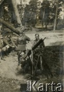 1932, Grabowo Królewskie, pow. Września, woj. poznańskie, Polska.
Manewry 15 Pułku Ułanów Poznańskich. Żołnierze przy karabinie maszynowym.
Fot. NN, zbiory Ośrodka KARTA, udostępnił Tomasz Kamiński
