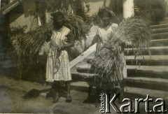 1931, Kurzany, pow. Brzeżany, woj. tarnopolskie, Polska.
Janina Turzańska i Stefania Ossowska ze snopami zboża.
Fot. NN, zbiory Ośrodka KARTA, udostępnił Tomasz Kamiński