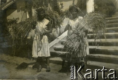 1931, Kurzany, pow. Brzeżany, woj. tarnopolskie, Polska.
Janina Turzańska i Stefania Ossowska ze snopami zboża.
Fot. NN, zbiory Ośrodka KARTA, udostępnił Tomasz Kamiński