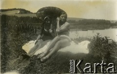 1932, Kurzany, pow. Brzeżany, woj. tarnopolskie, Polska.
Janina Turzańska i Stefania Ossowska (od prawej) nad stawem.
Fot. NN, zbiory Ośrodka KARTA, udostępnił Tomasz Kamiński