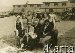1934, Gdynia, Polska.
Wczasowicze na plaży, 4. z prawej stoi Janina Turzańska.
Fot. NN, zbiory Ośrodka KARTA, udostępnił Tomasz Kamiński