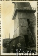 1933, Truskawiec (okolice), pow. Drohobycz, woj. lwowskie, Polska.
Szyby naftowe.
Fot. NN, zbiory Ośrodka KARTA, udostępnił Tomasz Kamiński