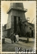 1933, Truskawiec (okolice), pow. Drohobycz, woj. lwowskie, Polska.
Szyby naftowe.
Fot. NN, zbiory Ośrodka KARTA, udostępnił Tomasz Kamiński