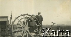 1933, Grabowo Królewskie, pow. Września, woj. poznańskie, Polska.
Janina Turzańska i Stefan Dąmbski na pługu.
Fot. NN, zbiory Ośrodka KARTA, udostępnił Tomasz Kamiński