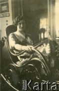 1933, Grabowo Królewskie, pow. Września, woj. poznańskie, Polska.
Janina Turzańska na bujanym fotelu.
Fot. NN, zbiory Ośrodka KARTA, udostępnił Tomasz Kamiński