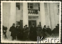 1935, Zieliniec, pow. Września, woj. poznańskie, Polska.
Mężczyźni wybierający się na polowanie na tle pałacu Wikoszewskich.
Fot. NN, zbiory Ośrodka KARTA, udostępnił Tomasz Kamiński