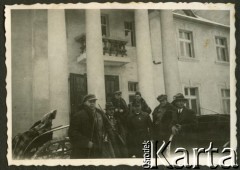 1935, Zieliniec, pow. Września, woj. poznańskie, Polska.
Mężczyźni wybierający się na polowanie na tle pałacu Wikoszewskich.
Fot. NN, zbiory Ośrodka KARTA, udostępnił Tomasz Kamiński