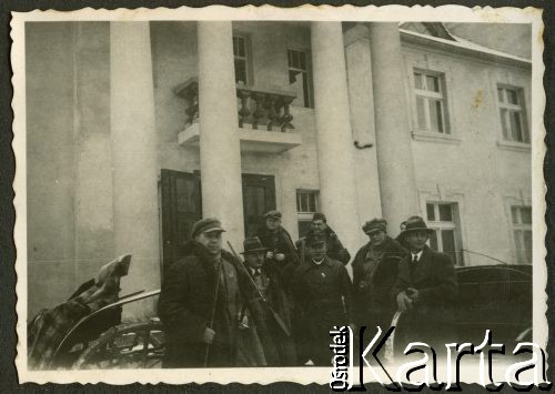 1935, Zieliniec, pow. Września, woj. poznańskie, Polska.
Mężczyźni wybierający się na polowanie na tle pałacu Wikoszewskich.
Fot. NN, zbiory Ośrodka KARTA, udostępnił Tomasz Kamiński