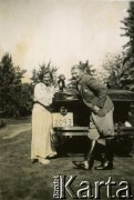 1935, Boguszówka, gm. Sarnów, pow. Kozienice, woj. kieleckie, Polska.
Majątek Plewińskich - Janina Turzańska przy samochodzie w towarzystwie mężczyzny.
Fot. NN, zbiory Ośrodka KARTA, udostępnił Tomasz Kamiński