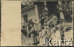 Czerwiec 1936, Kurzany, pow. Brzeżany, woj. tarnopolskie, Polska.
Wizyta ks. biskupa Eugeniusz Baziaka. Dzieci i duchowieństwo na schodach dworu oczekujący na przyjazd biskupa.
Fot. NN, zbiory Ośrodka KARTA, udostępnił Tomasz Kamiński