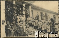 Czerwiec 1936, Kurzany, pow. Brzeżany, woj. tarnopolskie, Polska.Wizyta ks. biskupa Eugeniusz Baziaka. Grupa osób, m.in. dzieci na schodach dworu oczekujące na przyjazd biskupa.Fot. NN, zbiory Ośrodka KARTA, udostępnił Tomasz Kamiński