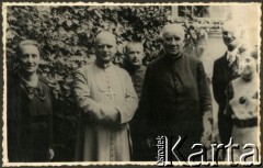 Czerwiec 1936, Kurzany, pow. Brzeżany, woj. tarnopolskie, Polska.
Wizyta ks. biskupa Eugeniusza Baziaka. Z lewej stoją Zofia Turzańska i biskup Eugeniusz Baziak.
Fot. NN, zbiory Ośrodka KARTA, udostępnił Tomasz Kamiński