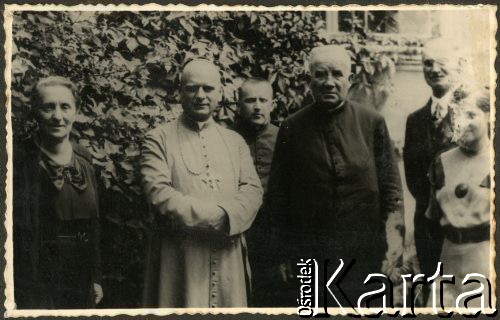 Czerwiec 1936, Kurzany, pow. Brzeżany, woj. tarnopolskie, Polska.
Wizyta ks. biskupa Eugeniusza Baziaka. Z lewej stoją Zofia Turzańska i biskup Eugeniusz Baziak.
Fot. NN, zbiory Ośrodka KARTA, udostępnił Tomasz Kamiński