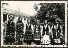 1936, Kurzany, pow. Brzeżany, woj. tarnopolskie, Polska.
Kobiety w strojach ludowych.
Fot. NN, zbiory Ośrodka KARTA, udostępnił Tomasz Kamiński