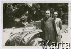 3.07.1937, Kurzany, pow. Brzeżany, woj. tarnopolskie, Polska.Dzień ślubu Janiny z domu Turzańskiej z Eugeniuszem Kamińskim. Na zdjęciu ks. proboszcz Faremowski i Eugeniusz Kamiński.Fot. NN, zbiory Ośrodka KARTA, udostępnił Tomasz Kamiński