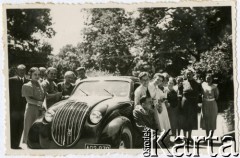 4.07.1937, Kurzany, pow. Brzeżany, woj. tarnopolskie, Polska.
Pożegnanie przed wyjazdem w podróż poślubną, przy samochodzie po prawej para młoda Janina z domu Turzańska i Eugeniusz Kamińscy.
Fot. NN, zbiory Ośrodka KARTA, udostępnił Tomasz Kamiński