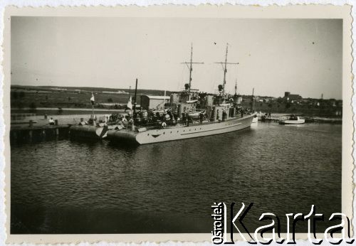 6.07-14.07.1937, brak miejsca.
Zacumowany statek.
Fot. NN, zbiory Ośrodka KARTA, udostępnił Tomasz Kamiński