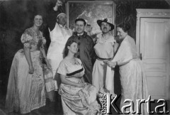 31.12.1937, Kurzany, pow. Brzeżany, woj. tarnopolskie, Polska.
Zabawa sylwestrowa; od lewej: Gosławscy, Andrzej Siedlecki, Janina i Eugeniusz Kamiński, Zofia Turzańska.
Fot. NN, zbiory Ośrodka KARTA, udostępnił Tomasz Kamiński

