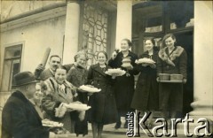 1938-1939, Kurzany, pow. Brzeżany, woj. tarnopolskie, Polska.
Wielkanoc. Na zdjęciu od lewej: Stefan Posadzki, Irena Turzańska, Maria Posadzka, Eugeniusz Kamiński, Julia Safar, Ząbecka, Zofia Turzańska, Barbara Ząbecka, Janina Kamińska z domu Turzańska.
Fot. NN, zbiory Ośrodka KARTA, udostępnił Tomasz Kamiński