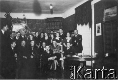 31.12.1938, Kurzany, pow. Brzeżany, woj. tarnopolskie, Polska.
Przyjęcie sylwestrowe. 2. z prawej siedzi Janina Kamińska z domu Turzańska, przed nią mąż Eugeniusz.
Fot. NN, zbiory Ośrodka KARTA, udostępnił Tomasz Kamiński