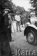 1937, Warszawa, Polska.
Konkurs piękności samochodów. Wiceminister komunikacji Julian Piasecki (w jasnym garniturze) podziwia Steyra 220.
Fot. NN, zbiory Ośrodka KARTA, udostępnił Tomasz Kamiński
