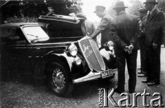 1937, Warszawa, Polska.
Konkurs piękności samochodów. Wiceminister komunikacji  Julian Piasecki podziwia Steyra 220 (za samochodem, w jasnym garniturze).
Fot. NN, zbiory Ośrodka KARTA, udostępnił Tomasz Kamiński

