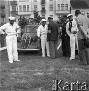 25.06-1.07.1938, Warszawa, Polska.
XI Międzynarodowy Rajd Automobilklubu Polski. W środku kierowca rajdowy Jan Ripper przy Fiacie 1100.
Fot. Eugeniusz Kamiński, zbiory Ośrodka KARTA, udostępnił Tomasz Kamiński