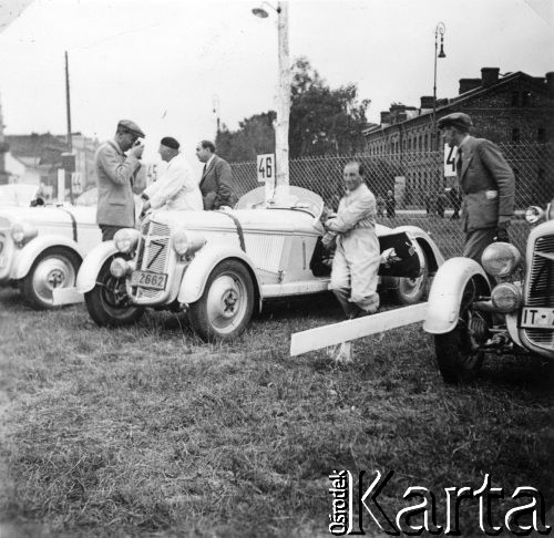 25.06-1.07.1938, Warszawa, Polska.
XI Międzynarodowy Rajd Automobilklubu Polski. Widoczny samochód z numerem 47.
Fot. Eugeniusz Kamiński, zbiory Ośrodka KARTA, udostępnił Tomasz Kamiński