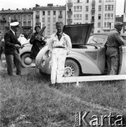 25.06-1.07.1938, Warszawa, Polska.
XI Międzynarodowy Rajd Automobilklubu Polski. Zawodnik austriacki dr Peter Wessely przy samochodzie marki Steyr 220.
Fot. Eugeniusz Kamiński, zbiory Ośrodka KARTA, udostępnił Tomasz Kamiński
