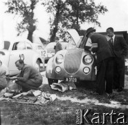 25.06-1.07.1938, Warszawa, Polska.
XI Międzynarodowy Rajd Automobilklubu Polski. Widoczny samochód z numerem 14 - Steyr 220, na którym startował Austriak dr Peter Wessely.
Fot. Eugeniusz Kamiński, zbiory Ośrodka KARTA, udostępnił Tomasz Kamiński