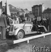 25.06-1.07.1938, Warszawa, Polska.
XI Międzynarodowy Rajd Automobilklubu Polski. Niemiecki kierowca Peter hr. Orsiich przy samochodzie marki Adler.
Fot. Eugeniusz Kamiński, zbiory Ośrodka KARTA, udostępnił Tomasz Kamiński
