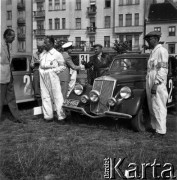 25.06-1.07.1938, Warszawa, Polska
XI Międzynarodowy Rajd Automobilklubu Polski. Przy samochodzie z lewej stoi uczestnik rajdu Wojciech Kołaczkowski.
Fot. Eugeniusz Kamiński, zbiory Ośrodka KARTA, udostępnił Tomasz Kamiński

