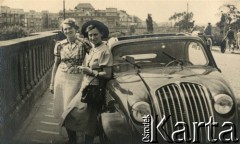 Sierpień 1938, Warszawa, Polska.
Janina Kamińska z domu Turzańska z koleżanką Ireną przy samochodzie na moście Poniatowskiego.
Fot. NN, zbiory Ośrodka KARTA, udostępnił Tomasz Kamiński