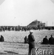 2.10.1938, Okrzeja, pow. Łuków, woj. lubelskie, Polska.
Kopiec Henryka Sienkiewicza i zgromadzony wokół niego tłum w dniu poświęcenia budowli.
Fot. NN, zbiory Ośrodka KARTA, udostępnił Tomasz Kamiński
