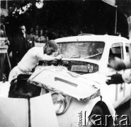 11.06.1939, Lwów, Polska.
XII Międzynarodowy Rajd Samochodowy Automobilklubu Polski odbywający się w dniach 10-18 czerwca 1939 roku. Kierowca rajdowy Jan Ripper reperuje samochód.
Fot. NN, zbiory Ośrodka KARTA, udostępnił Tomasz Kamiński