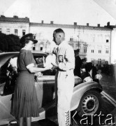 11.06.1939, Lwów, Polska.
XII Międzynarodowy Rajd Samochodowy Automobilklubu Polski odbywający się w dniach 10-18 czerwca 1939 roku. Kierowca rajdowy Tarnawa i p. Baczewska.
Fot. NN, zbiory Ośrodka KARTA, udostępnił Tomasz Kamiński