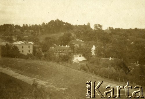Lata 20., Polska.
Panorama miasteczka.
Fot. z albumu porucznika Jana Obłoczyńskiego z Batalionu Chemicznego WP, zbiory Ośrodka KARTA, przekazała Jolanta Woszczynin