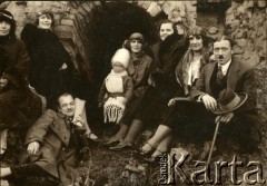 Lata 20., Polska.
Grupa osób.
Fot. z albumu porucznika Jana Obłoczyńskiego z Batalionu Chemicznego WP, zbiory Ośrodka KARTA, przekazała Jolanta Woszczynin