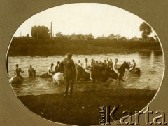 Lata 20., Warszawa, Polska.
Żołnierze Batalionu Chemicznego.
Fot. z albumu porucznika Jana Obłoczyńskiego z Batalionu Chemicznego WP, zbiory Ośrodka KARTA, przekazała Jolanta Woszczynin