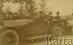 1923-1926, Polska
Prezydent RP Stanisław Wojciechowski (z tyłu, z lewej) i marszałek Senatu Wojciech Trąmpczyński w samochodzie.
Fot. z albumu porucznika Jana Obłoczyńskiego z Batalionu Chemicznego WP, zbiory Ośrodka KARTA, przekazała Jolanta Woszczynin