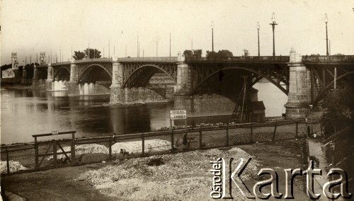 1921-1926, Warszawa, Polska.
Most Poniatowskiego w odbudowie.
Fot. z albumu porucznika Jana Obłoczyńskiego z Batalionu Chemicznego WP, zbiory Ośrodka KARTA, przekazała Jolanta Woszczynin