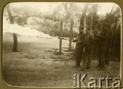 Lata 20., Warszawa, Polska.
Ćwiczenia Batalionu Chemicznego.
Fot. z albumu porucznika Jana Obłoczyńskiego z Batalionu Chemicznego WP, zbiory Ośrodka KARTA, przekazała Jolanta Woszczynin