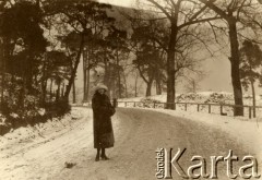 Lata 20., Polska.
Kobieta w czasie zimowego spaceru.
Fot. z albumu porucznika Jana Obłoczyńskiego z Batalionu Chemicznego WP, zbiory Ośrodka KARTA, przekazała Jolanta Woszczynin