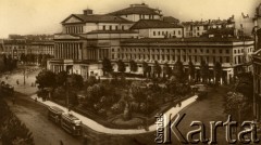 Lata 20., Warszawa, Polska.
Teatr Wielkiprzy placu Teatralnym.
Fot. z albumu porucznika Jana Obłoczyńskiego z Batalionu Chemicznego WP, zbiory Ośrodka KARTA, przekazała Jolanta Woszczynin