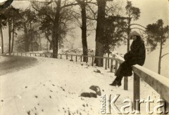 Lata 20., Polska.
Kobieta w czasie zimowego spaceru.
Fot. z albumu porucznika Jana Obłoczyńskiego z Batalionu Chemicznego WP, zbiory Ośrodka KARTA, przekazała Jolanta Woszczynin
